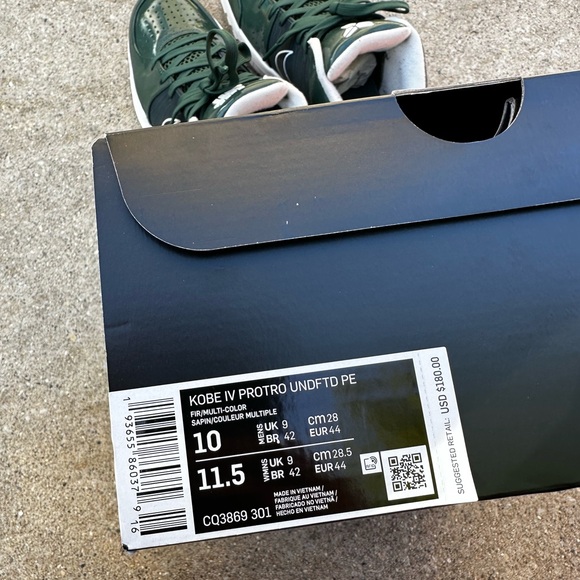 Nike Kobe 4 Protro Undefeated Milwaukee/Fir colorway. Size 10. Lightly used. - Picture 9 of 13